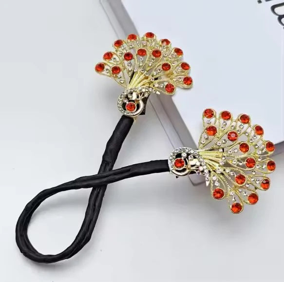 مشبك شعر كريستال بشكل طاووسين – أناقة فخمة تلفت الأنظار 🦚